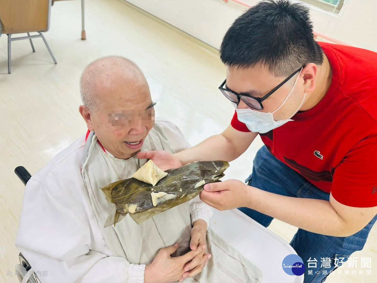 工作人員貼心協助長輩剝粽葉,讓長輩們享受年節美食