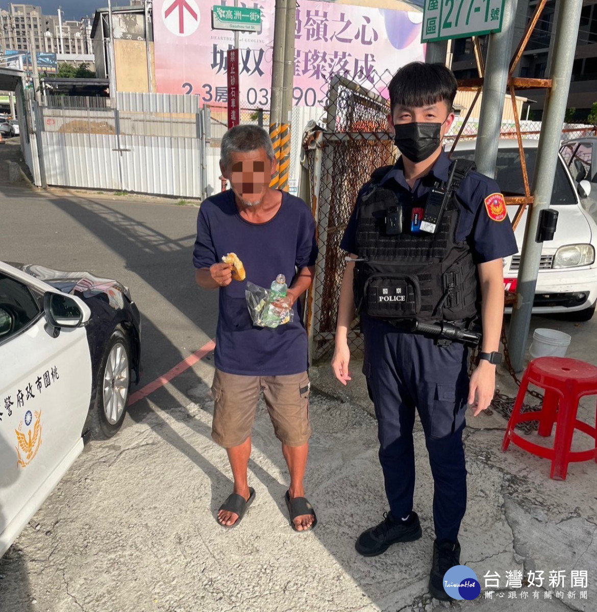 老翁外出迷途,楊梅警積極協助護送返家。