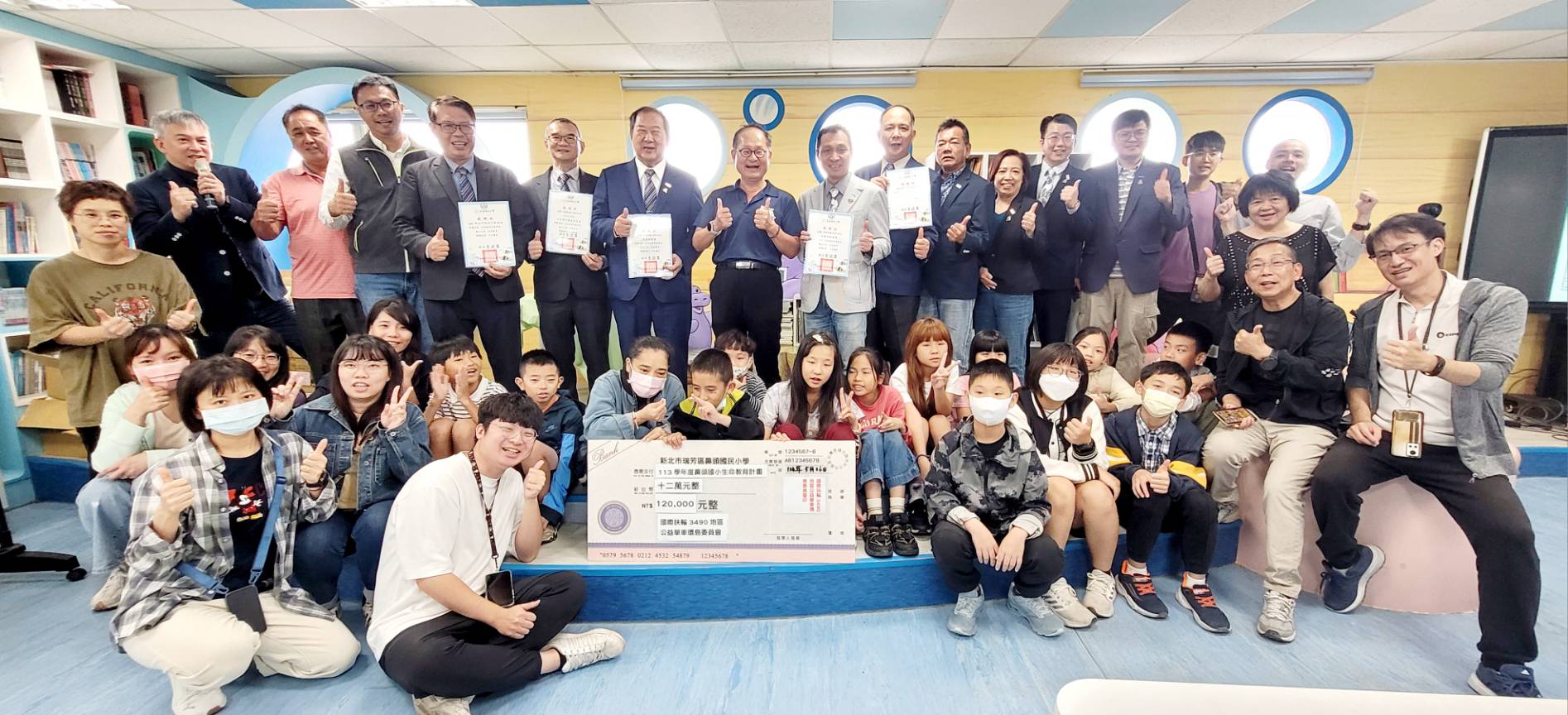 國際扶輪3490地區在單車環島行動中不忘公益關懷,(26)日前往東北角鼻頭國小,舉辦羊隻捐贈儀式,促成豐珠中學捐贈三頭山羊作為鼻頭國小學生的「生命教育夥伴」,正式啟動「咩咩小幫手」計畫,結合生命教育與生態保育,為偏鄉校園注入新的學習動能。