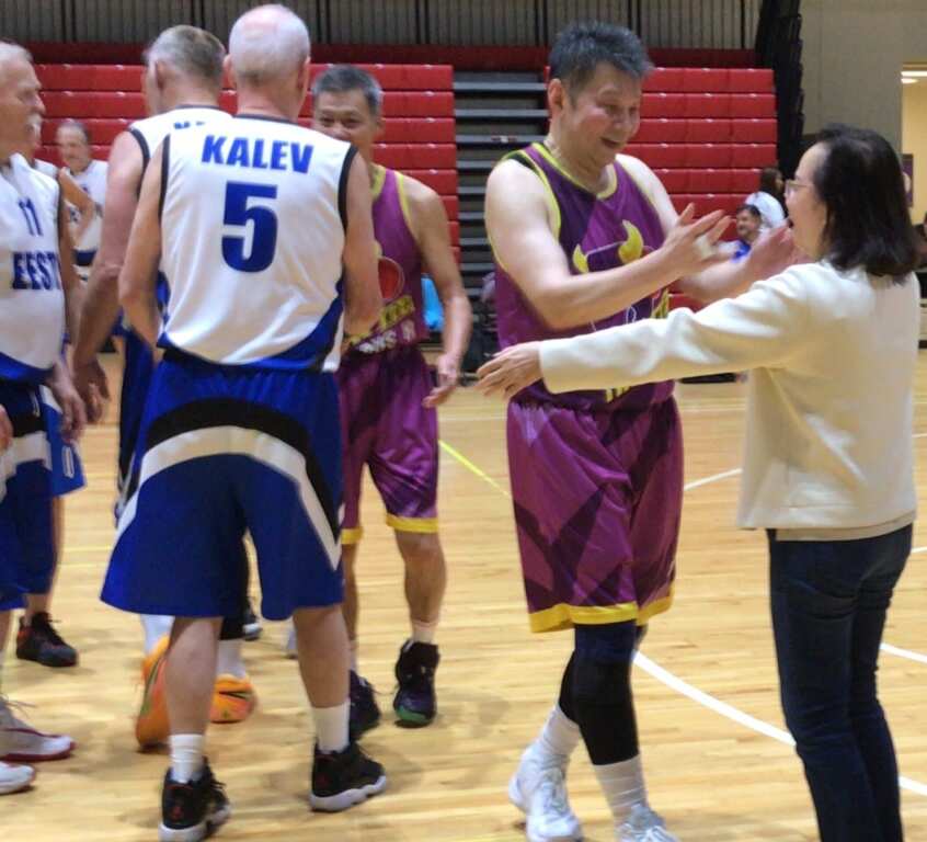 70歲的陳日興，摘下70歲級比賽世界冠軍，欣喜接受愛妻的擁抱。 (潘安彥攝影)