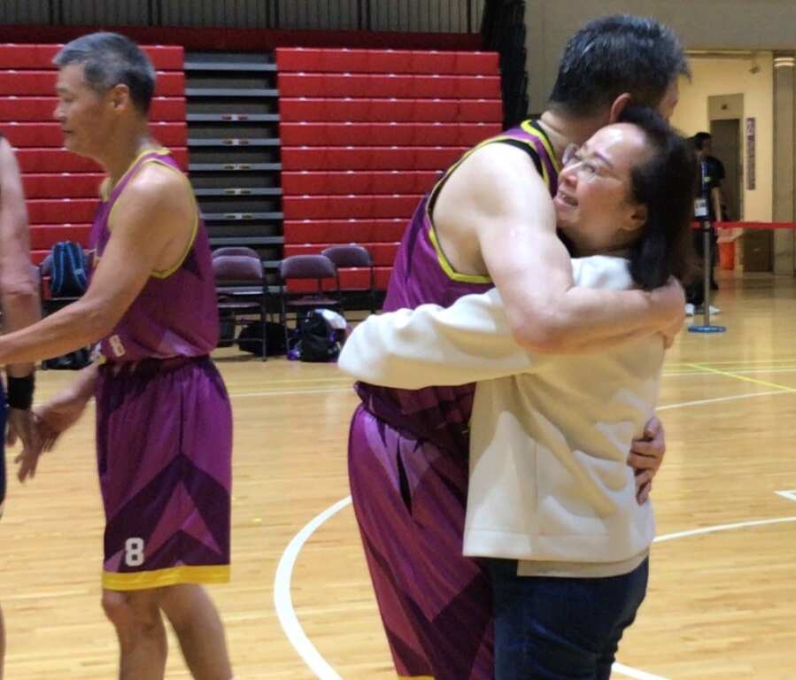 40年前在第13屆亞洲男籃錦標賽失利，今天70歲的老國手陳日興一嚐奪下世界男籃冠軍滋味，與永遠支持他的愛妻熱烈擁抱慶祝。 (潘安彥攝影)