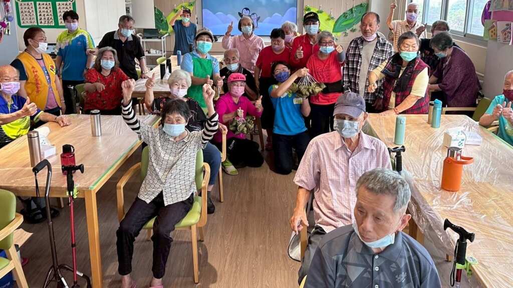▲端午節前夕,為讓長者感受節日氣氛,田中秀和苑日照中心特別與田中新庄里家政班攜手合作,舉辦一場別開生面的「禮輕情意粽-端午包粽活動」。(記者林明佑翻攝)