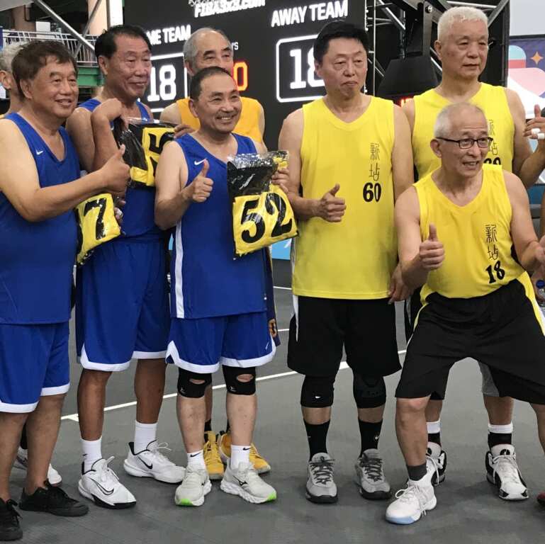張才華(右一)在人生跨越50歲時，開始周休二日的籃球訓練，現在70歲仍體健如牛。 (潘安彥攝影)