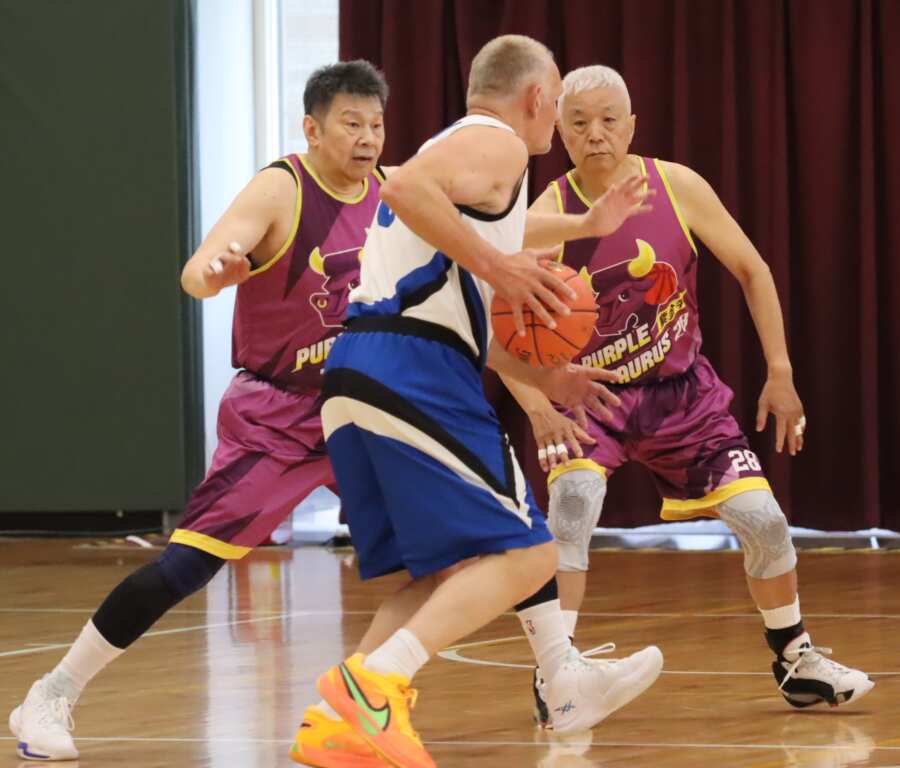 張才華(右)、陳日興(左)在20年前都是百公斤上下的大胖子，沒想到70歲之後竟然回覆精壯體型，繼續在籃球場上征服歐美壯漢。 (潘安彥攝影)