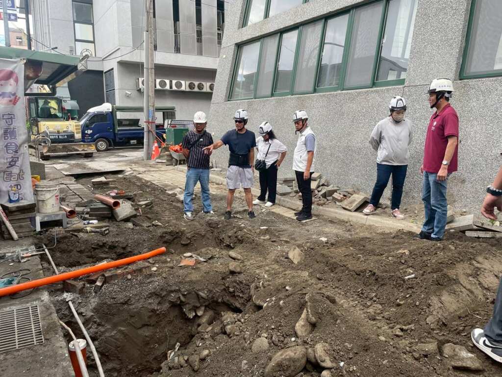 ▲關心正氣路施工進度。(臺東縣政府提供)