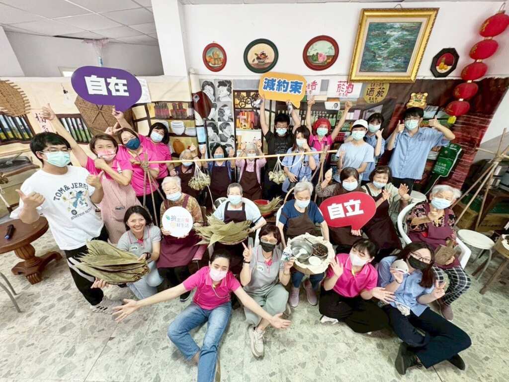 ▲宜商參與學生與順泰長輩大合照。（宜蘭縣衛生局提供）