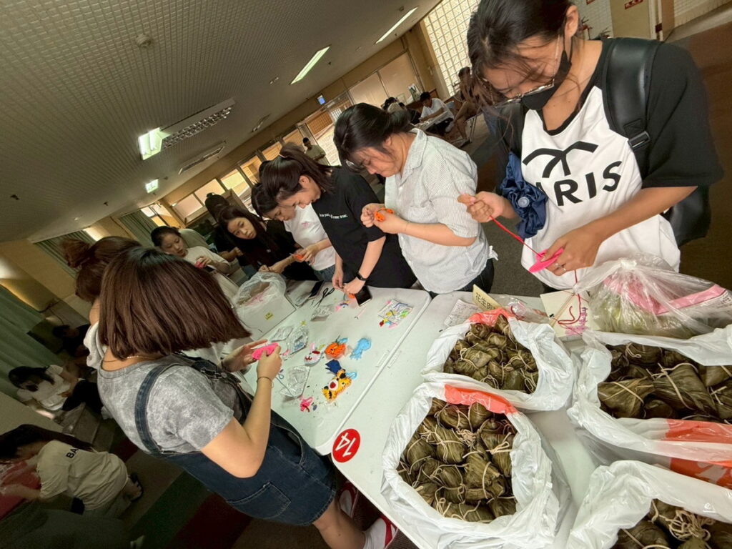 吳鳳科技大學於5月28日舉辦「端午文化體驗活動」,吸引全校的本國生及外籍生熱情參與。
