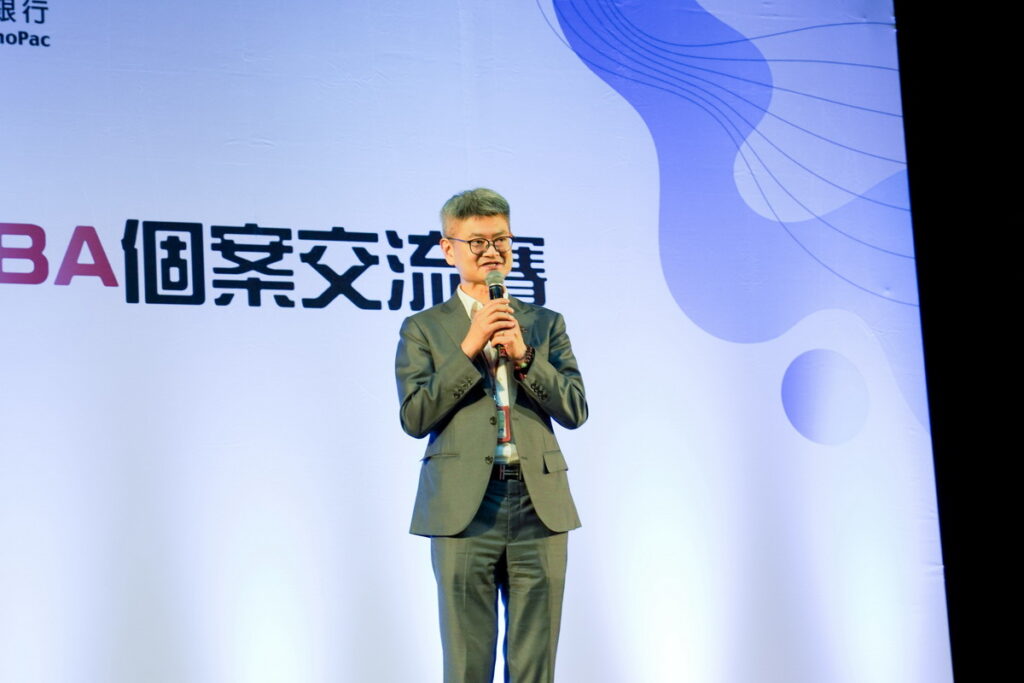 政大EMBA執行長鄭至甫指出,政大EMBA藉由個案教學培養學員跨界整合能力。他也提醒學生:「個案討論的重點,不在於個案公司的故事與結果,而是訓練邏輯推理、情境分析與提出可行方案的能力養成。