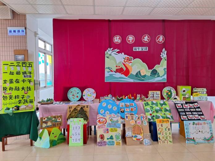 新生醫專結合端午節設計應景教具 讓孩童「做中學」 圖說一:新生醫專幼保科以「動手做中學」為核心,今年端午佳節節慶英文活動。圖:新_0