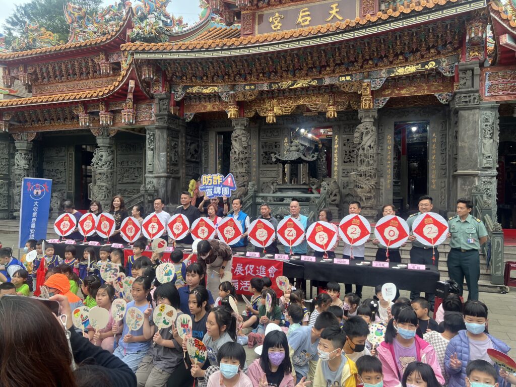 端午飄香贈團扇 反詐觀念沁人心 3 一 114