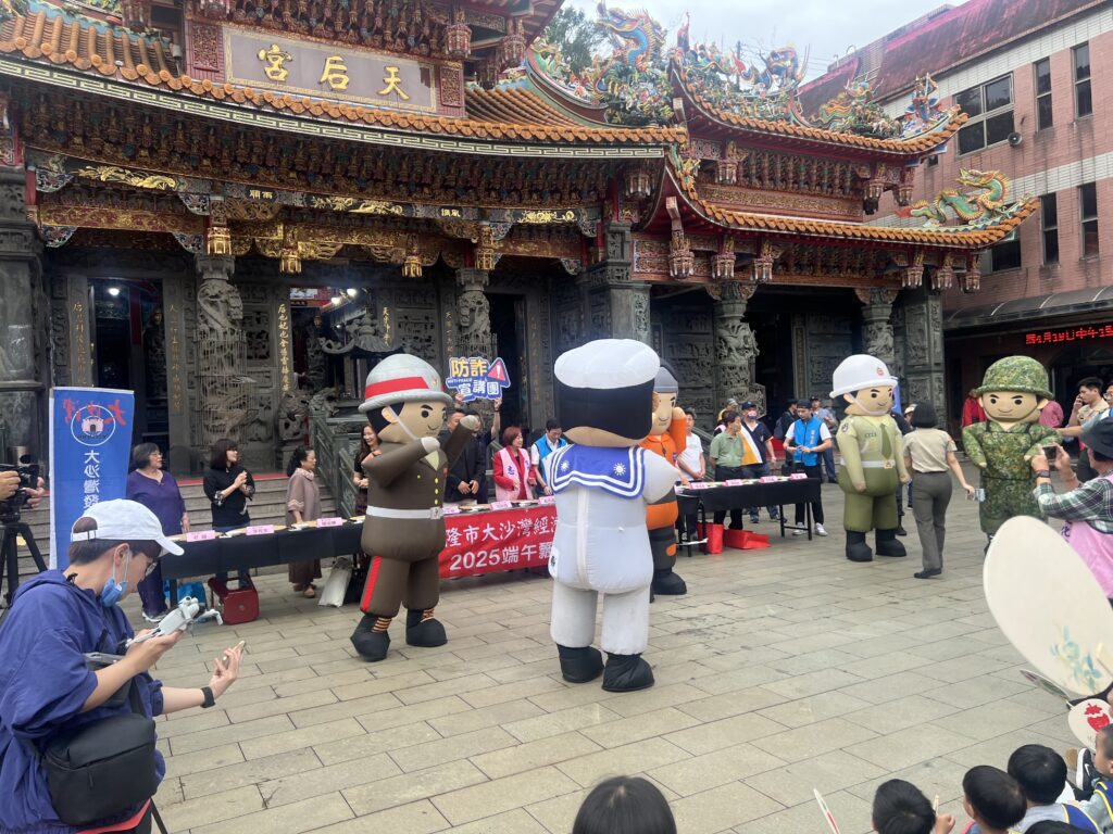 端午飄香贈團扇 反詐觀念沁人心 4 1748503192969