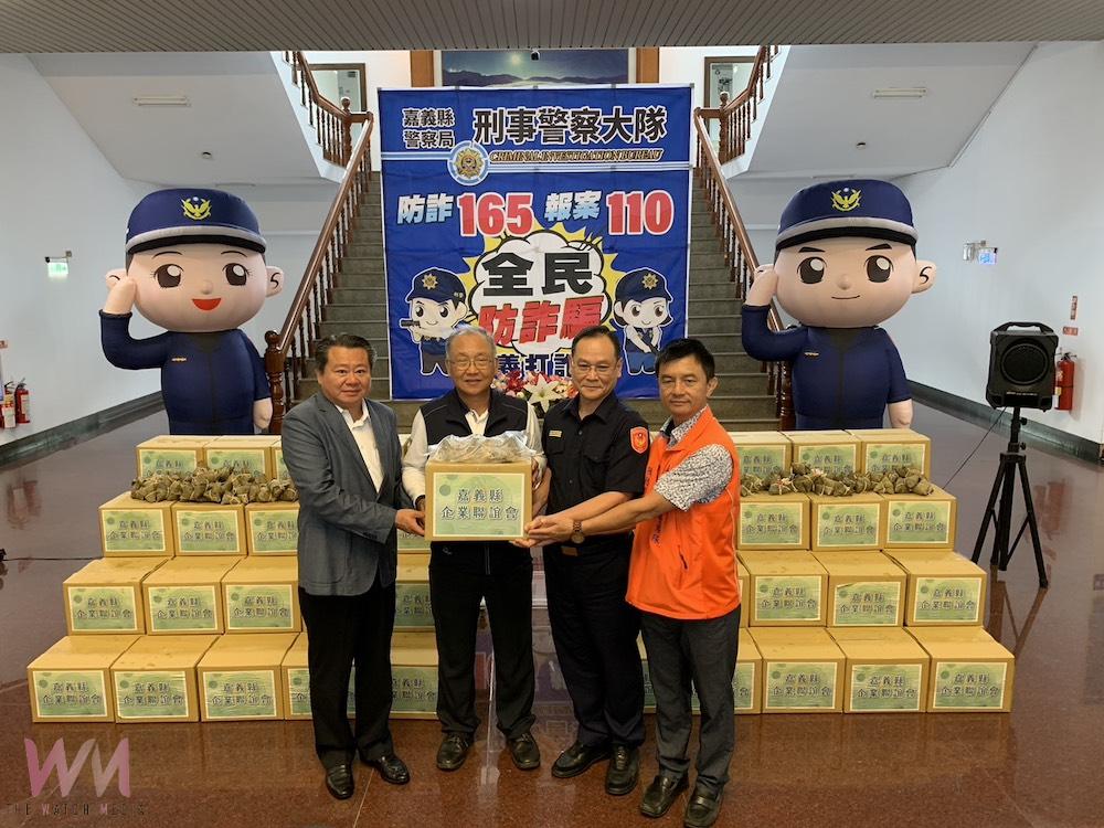 嘉義縣環愛慈善會理事長陳怡岳與嘉義縣企業聯誼會林國明理事長,端午節前聯袂帶領團隊到嘉義縣警察局致贈4,000顆「愛心粽」。(圖/記者陳惲朋攝)