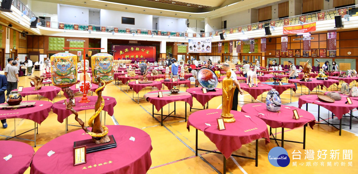 全國唯一集工藝界翹楚宴祖師爺，鹿港魯班公宴108桌工藝看桌 。圖／彰化縣政府提供