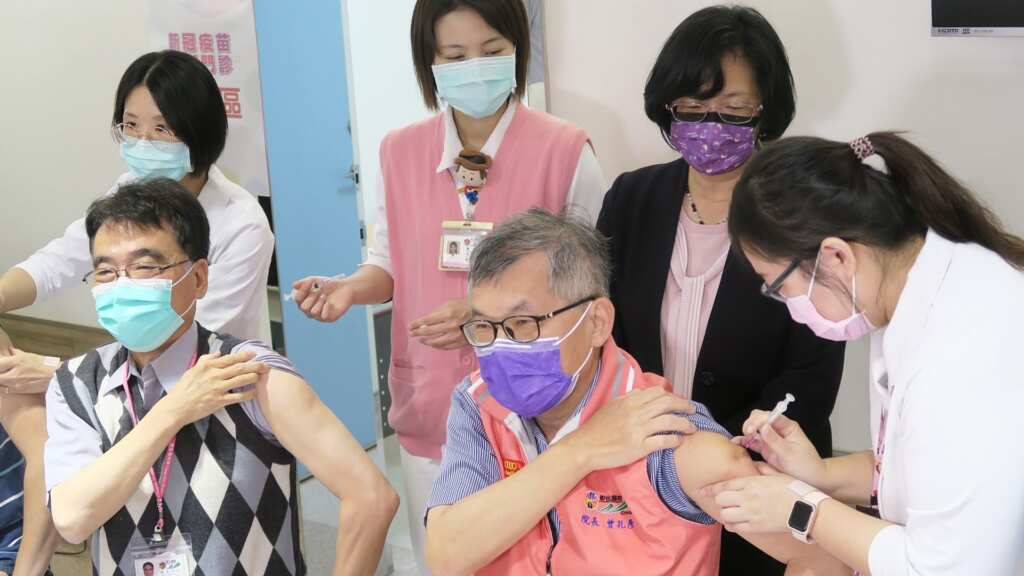 ▲依據疾管署監測,預估疫情將於6月底至7月初達到高峰,彰化醫院院長曾孔彥表示,目前還有疫苗,建議民眾可以施打,以保護自己和家人。(資料畫面/記者林明佑翻攝)