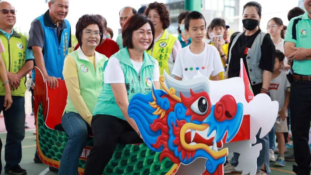 ▲田中鎮長蕭淑芬與立委陳素月共同挑戰陸上龍舟錦標賽。(記者林明佑翻攝)