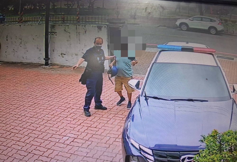 失智翁炎熱天氣徘徊街頭 台南警熱心救援助返家 240 248250530a02