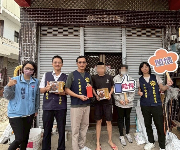 ▲雲警端午送暖,關懷弱勢與高風險少年。(記者劉春生攝)