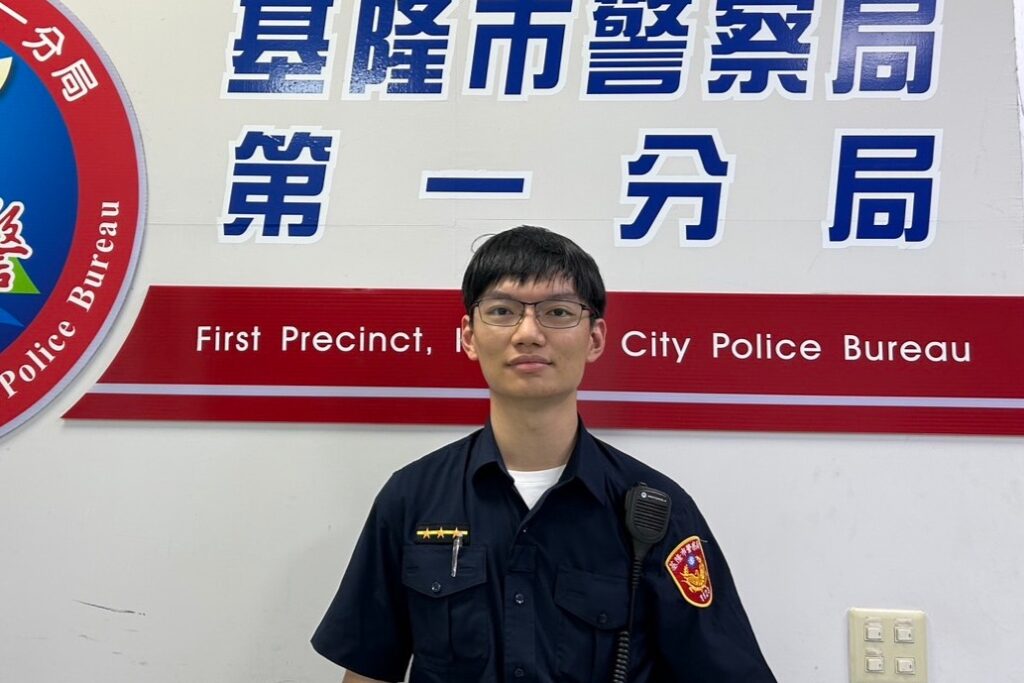 三歲童走失急哭找爸爸 暖警見狀安撫助團圓 2 黃靖朝