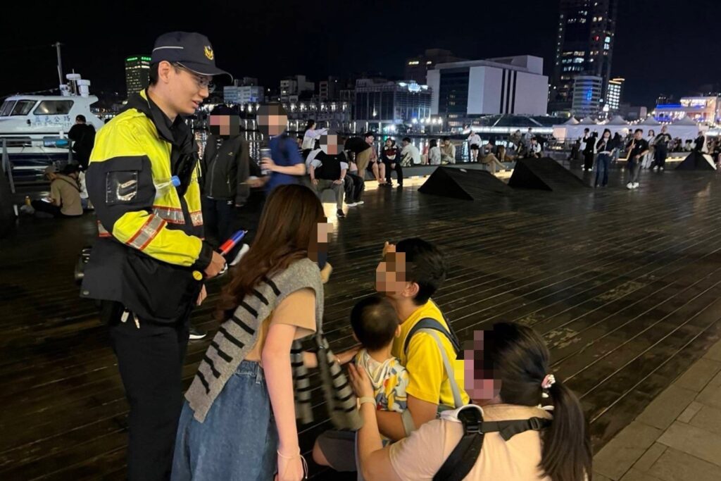 三歲童走失急哭找爸爸 暖警見狀安撫助團圓 3 MEITU 20250530 133430301