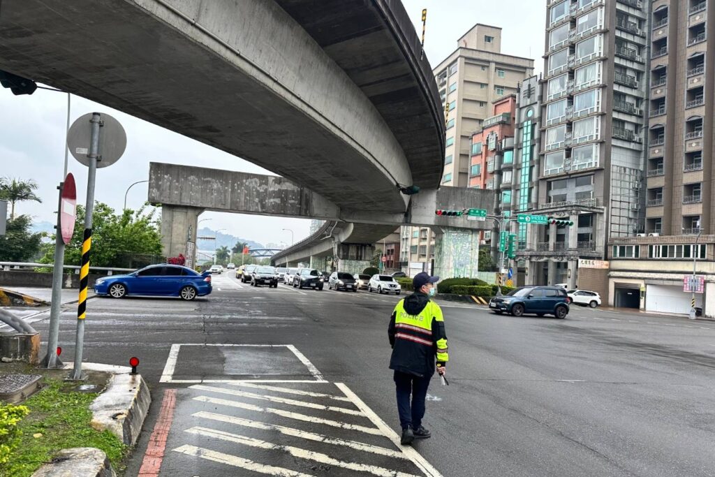 端午連假石碇坪林匝道時段管制 新店警籲避開塞車路段 2 MEITU 20250530 160336411