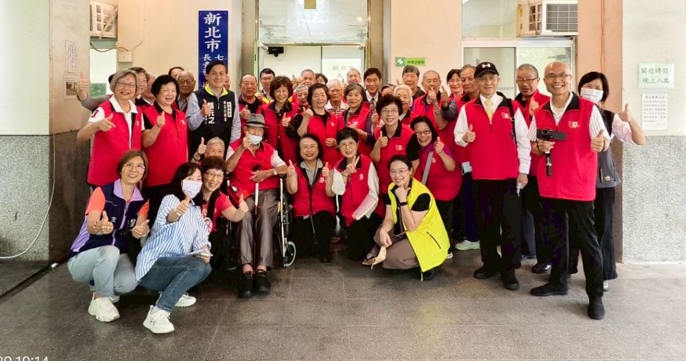 有家了真好! 新北市七藝十方長青藝文協會揭牌 2 《圖說》新北市七藝十方長青藝文協會 揭牌合影。〈七藝十方 提供〉