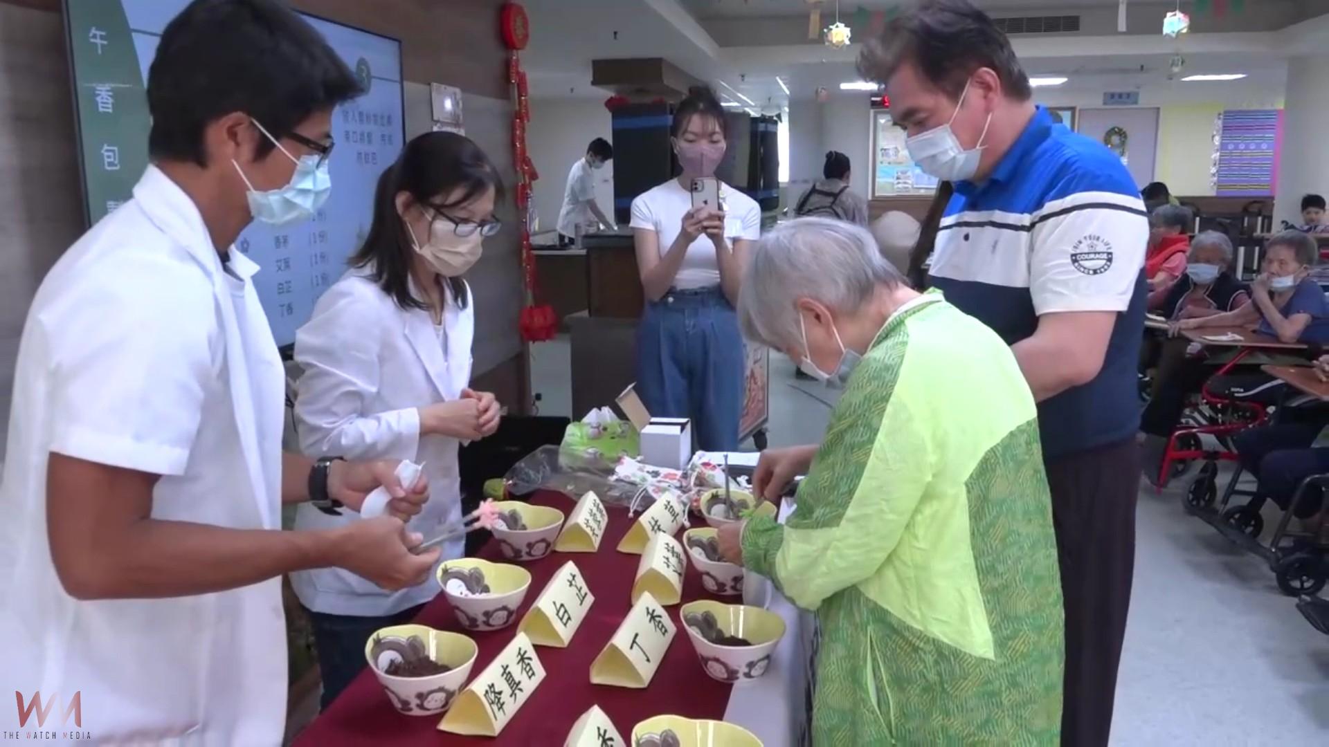 (有影片)/端午節前夕製香包送祝福 中醫師與藥師為長者驅蟲健身又暖心 - https://www.watchmedia01.com