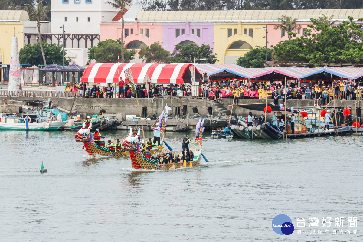 嘉義縣第39屆端午龍舟競賽暨觀光行銷活動今天在東石漁人碼頭熱鬧登場／嘉義縣府提供
