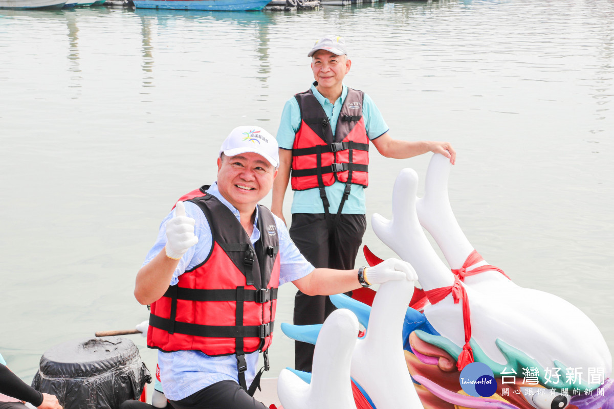 嘉義縣副議長陳怡岳(左)感謝東石鄉公所年年舉辦精彩龍舟賽事/嘉義縣府提供