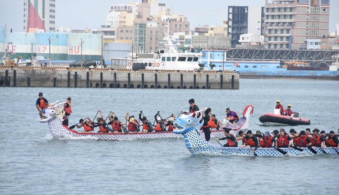 澎湖端午龍舟競賽熱鬧登場 29隊近千人齊聚第三漁港競技共賀佳節