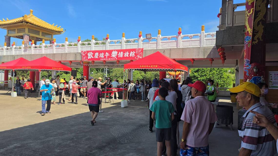 高雄東照山關帝廟端午送萬顆粽 大排長龍 氣氛熱絡