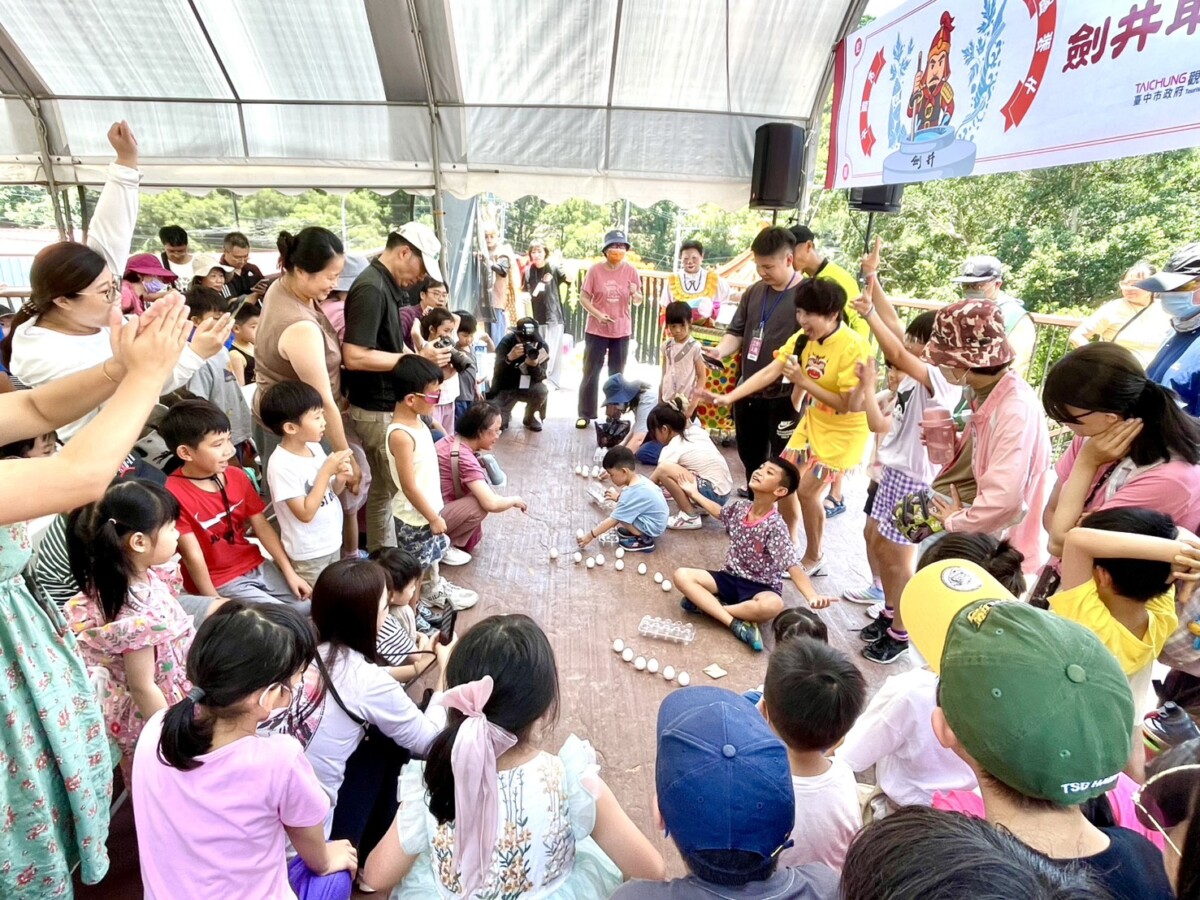 ▲端午傳統習俗立蛋體驗。(圖/中市府提供)
