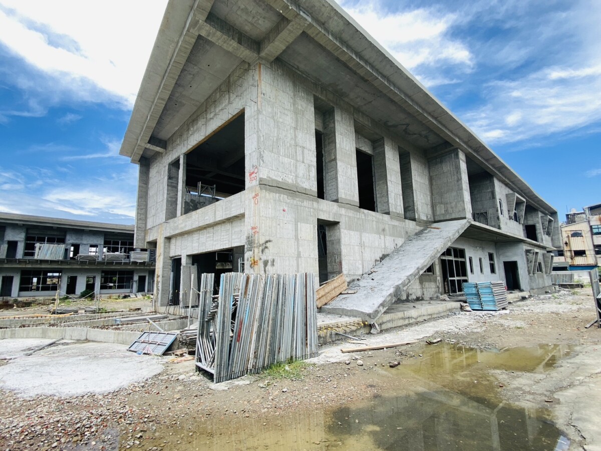 ▲承包工程的金泰翔營造公司與偉詮水電行於112年12月報開工,原預定114年6月完工。然而在已動支逾5,308萬元、完成工程一半時,廠商突傳財務危機,工人全數撤離。(記者陳雅琪攝)