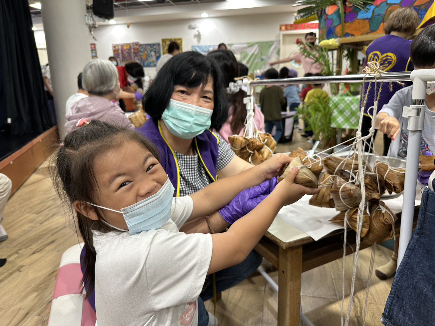 基隆老幼端午包肉粽趣 祖孫同樂粽飄香