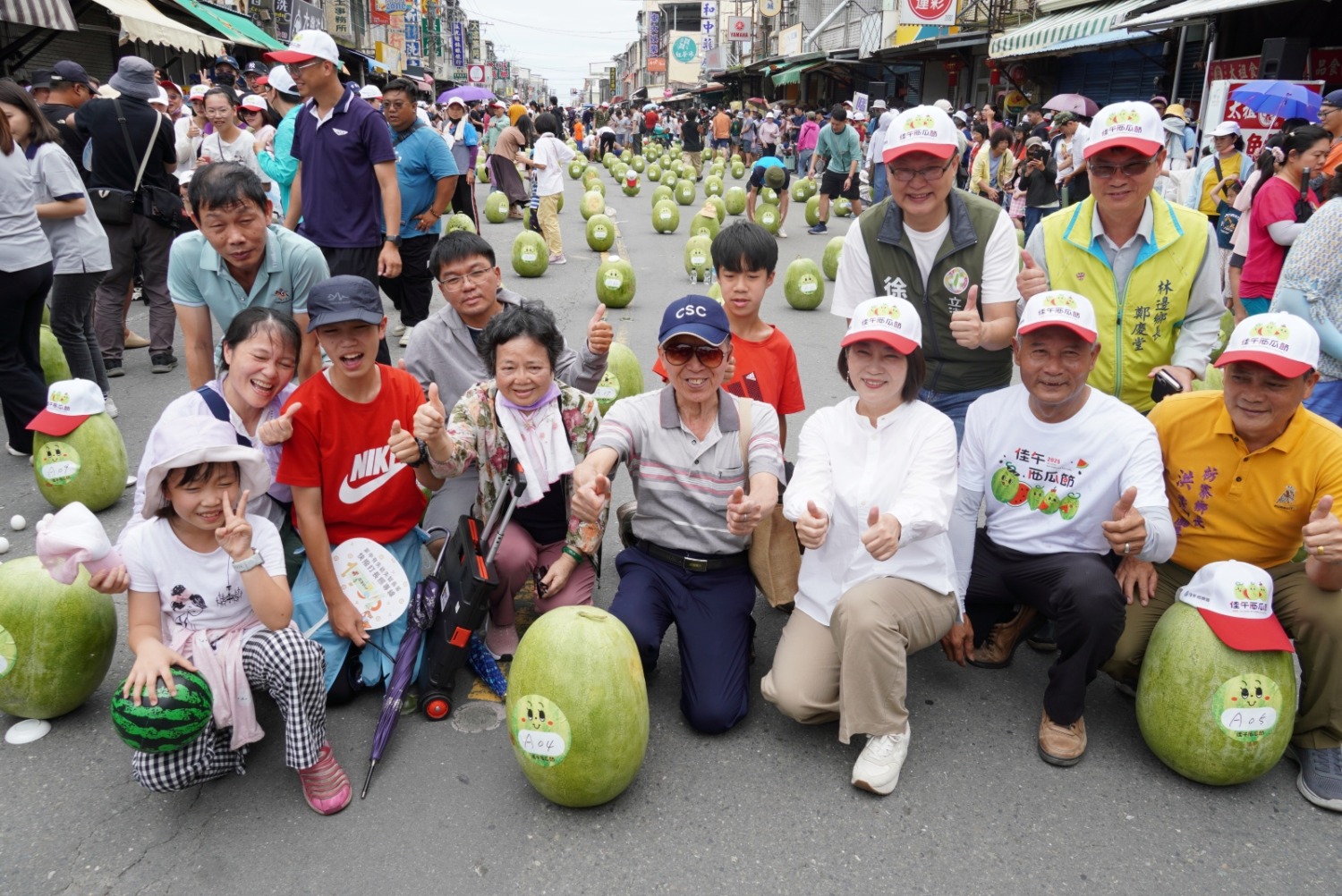 屏東佳冬端午封街立西瓜 880顆瓜齊立超壯觀