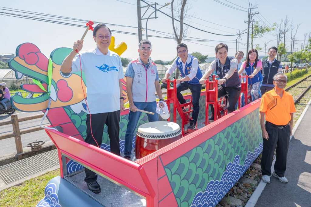 ▲桃園市長張善政登上鐵道龍舟一起同樂。(桃園市政府提供)