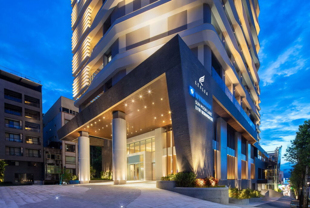 曾被CNN譽為「全球十大最美單車路線之一」的南投縣「日月潭環湖自行車道」,景色浪漫,最適合情侶騎行共度詩意時光。(圖片由Booking.com提供)