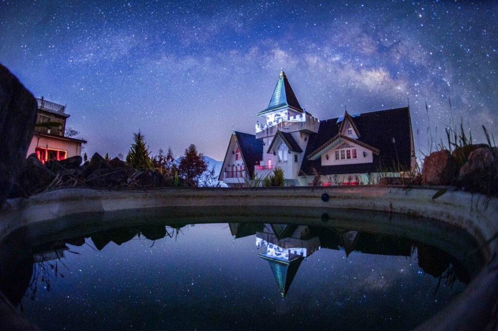 南投縣「東進武嶺」全長約90公里,終點直上武嶺,被譽為亞洲最艱難公路爬坡,吸引專業騎士挑戰極限。(圖片由Booking.com提供)