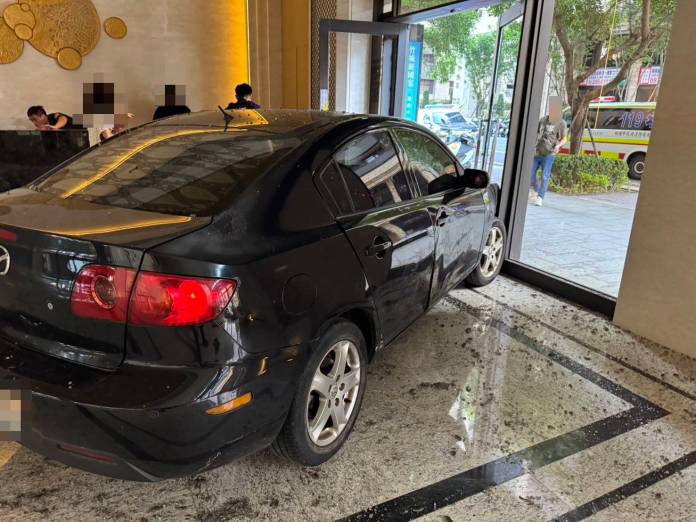 桃園男不滿爭執失控 怒帶3歲兒衝撞社區警衛櫃台 2181343_0