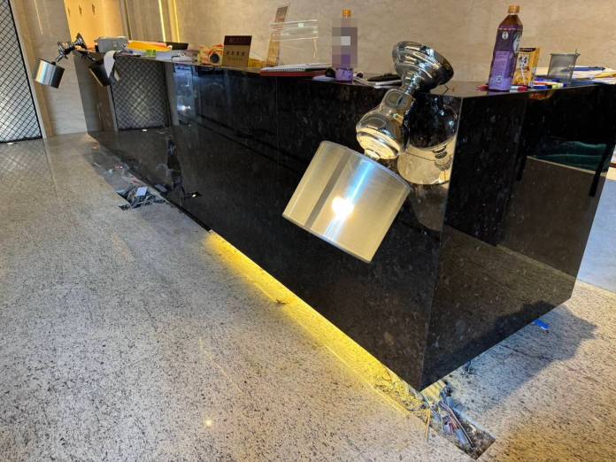 桃園男不滿爭執失控 怒帶3歲兒衝撞社區警衛櫃台 2181342_0