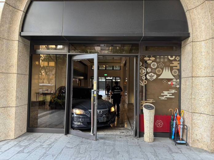 桃園男不滿爭執失控 怒帶3歲兒衝撞社區警衛櫃台 2181340_0