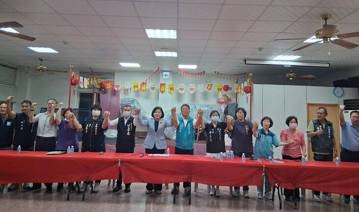 ▲土庫鎮地方建設說明會縣長張麗善、立委張嘉郡、立委丁學忠、土庫鎮長陳特凱、縣議員黃文祥、陳乙辰、王鈺齊、雲林縣農會總幹事陳志揚、土庫鎮農會總幹事黃萬聰、里長、鎮民代表等與會,一致肯定立委丁學忠為地方爭取建設成果表現良好,呼籲支持者一定要站出來投不同意票。(記者劉春生攝)