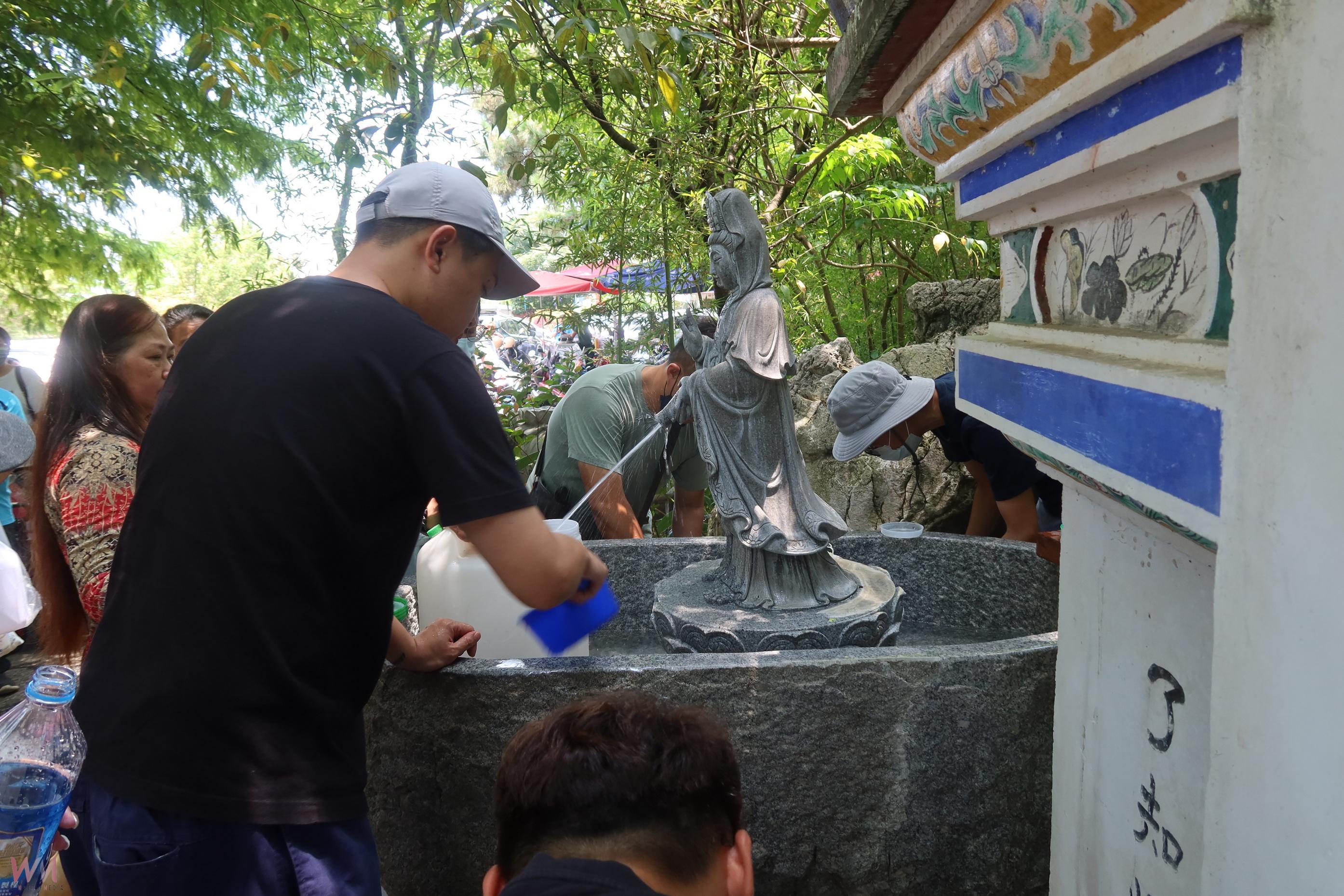 (有影片)/午時取水趨吉避凶 彰化清水岩寺甘露泉吸引信眾排隊取聖水 - https://www.watchmedia01.com