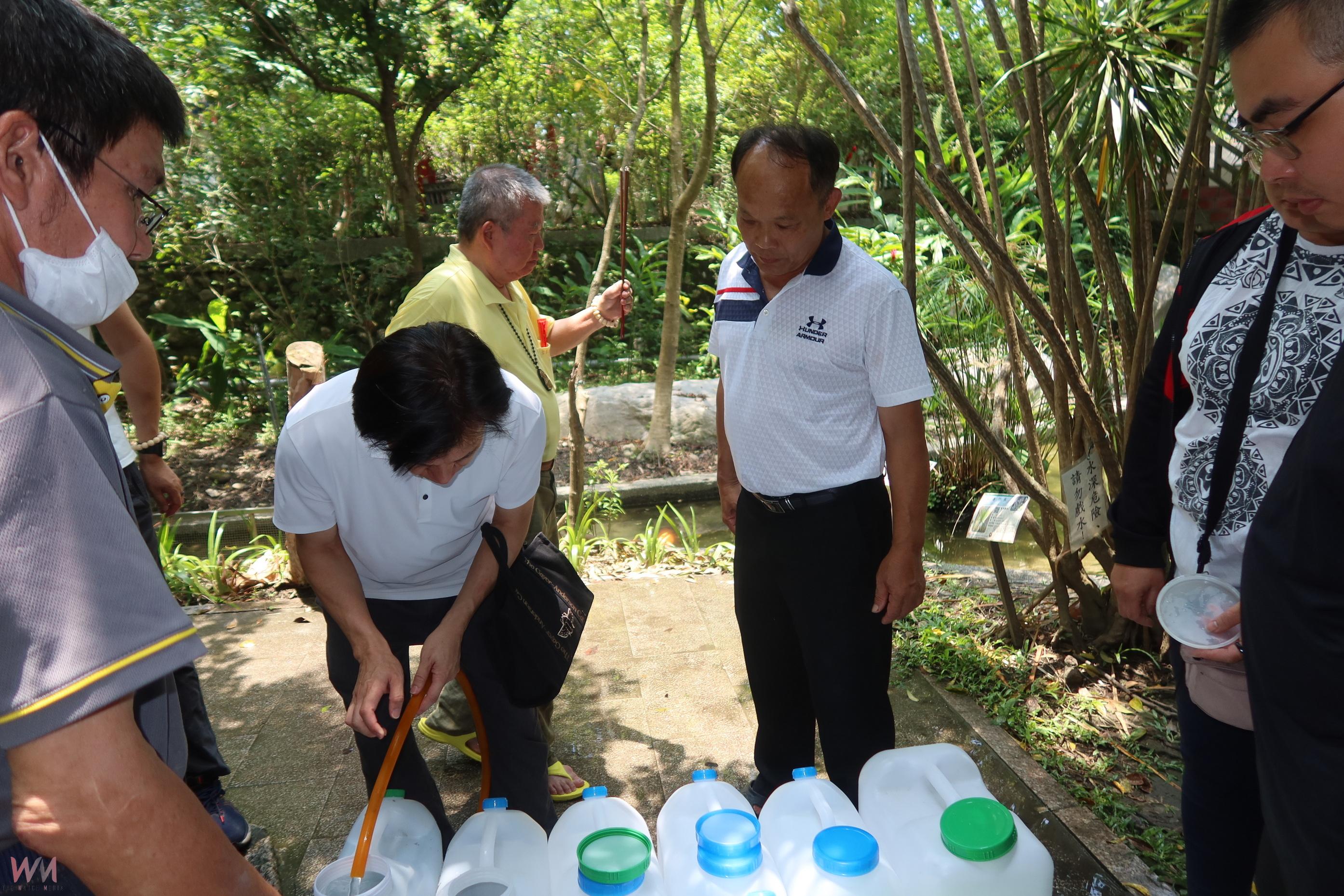 (有影片)/午時取水趨吉避凶 彰化清水岩寺甘露泉吸引信眾排隊取聖水 - https://www.watchmedia01.com