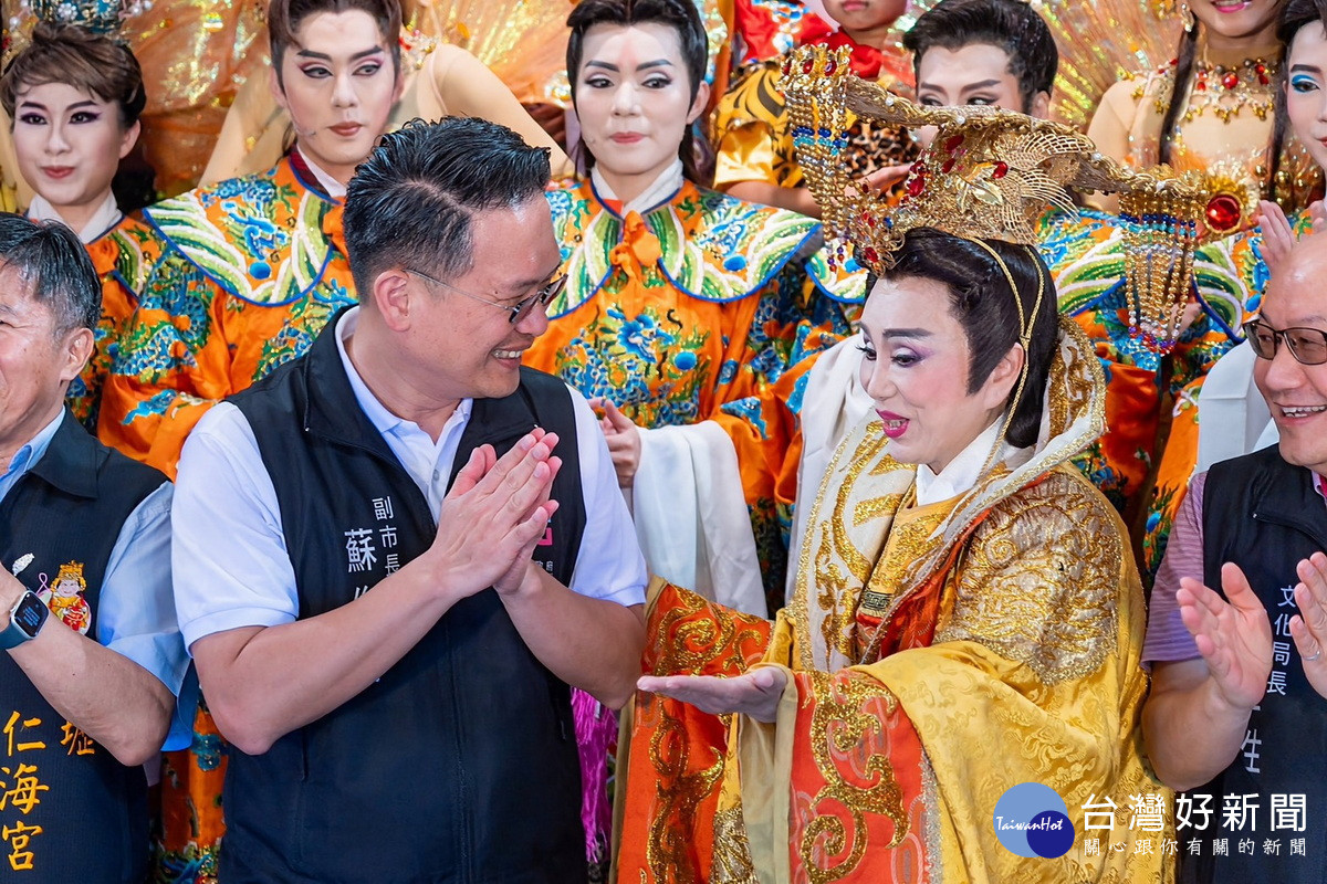 桃園市副市長蘇俊賓出席「2025閩南傳統藝術巡演-明華園戲劇總團巡演」。