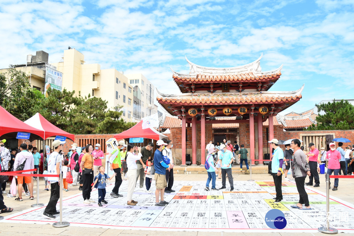 鹿港「趣味童玩闖關」慶端陽,10尺長巨幅書法添亮點。圖/記者鄧富珍翻攝