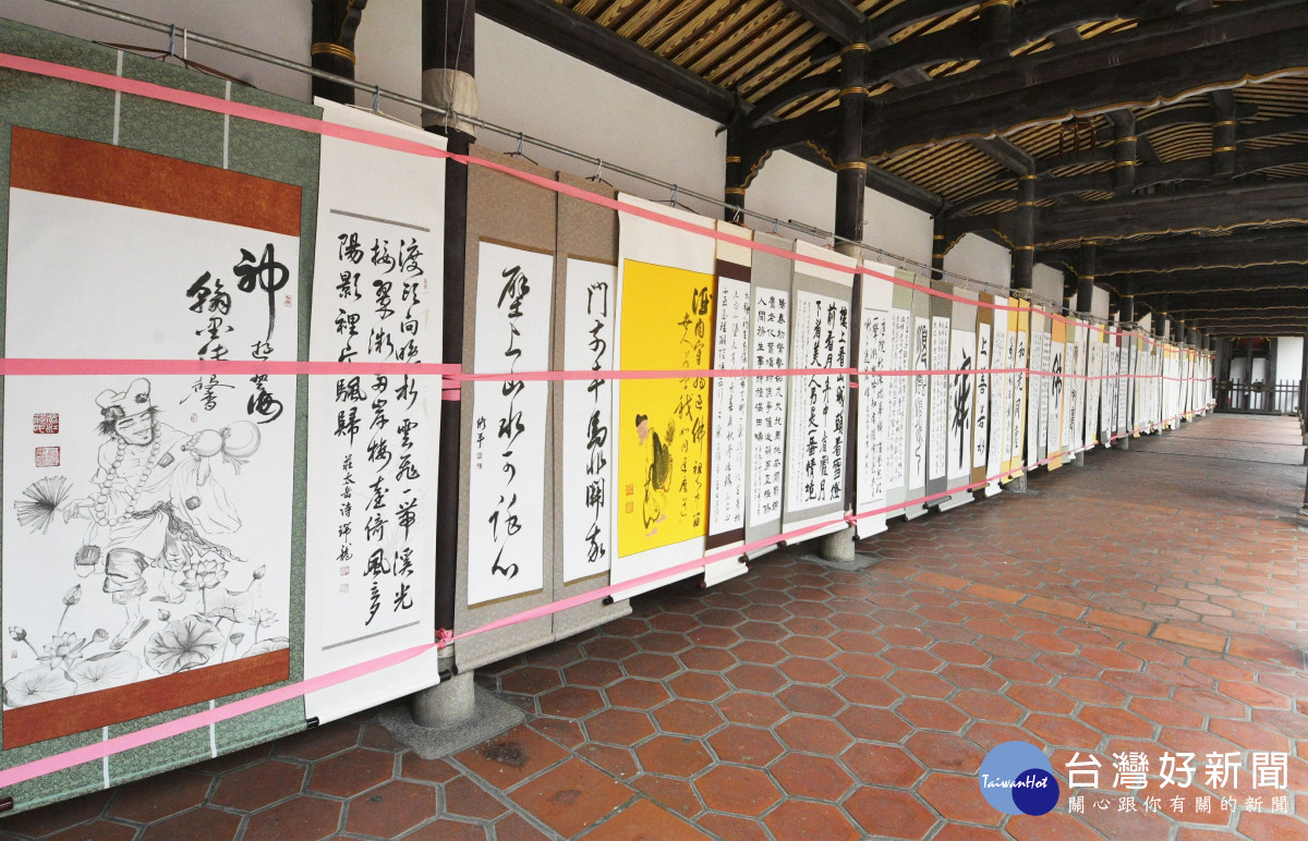 彰化縣書法協會這次由9位老師書寫,作品特別裁切適合居家布置的作品,裝裱之後非常優美,圖/記者鄧富珍翻攝