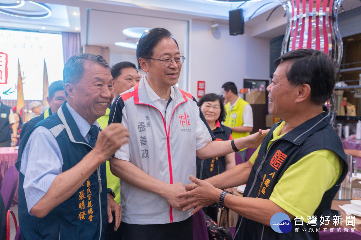 張市長與宗親會會員們熱情互動。<br /><br /> <br /><br /> 
