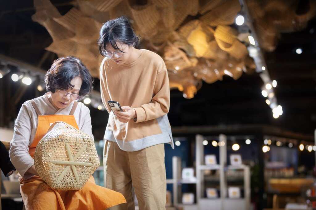 ▲國寶級藝師涂素英示範竹編水果籃。(新竹縣文化局提供)