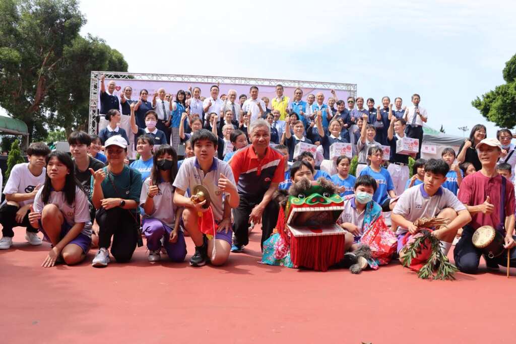▲慈濟慈善事業基金會於1日上午在竹南鎮運動公園舉辦「讓愛飛揚園遊會」。(苗栗縣政府提供)