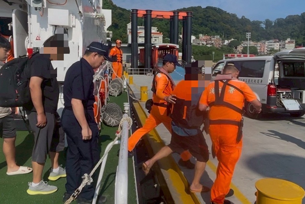 48歲男手割傷 海巡馳援東引急後送就醫 247 cnews204250601a03